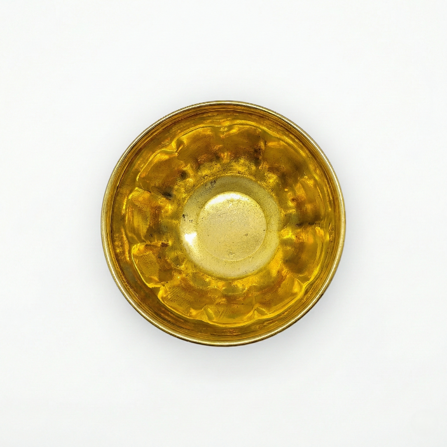 Pequeña olla de bronce con borde liso