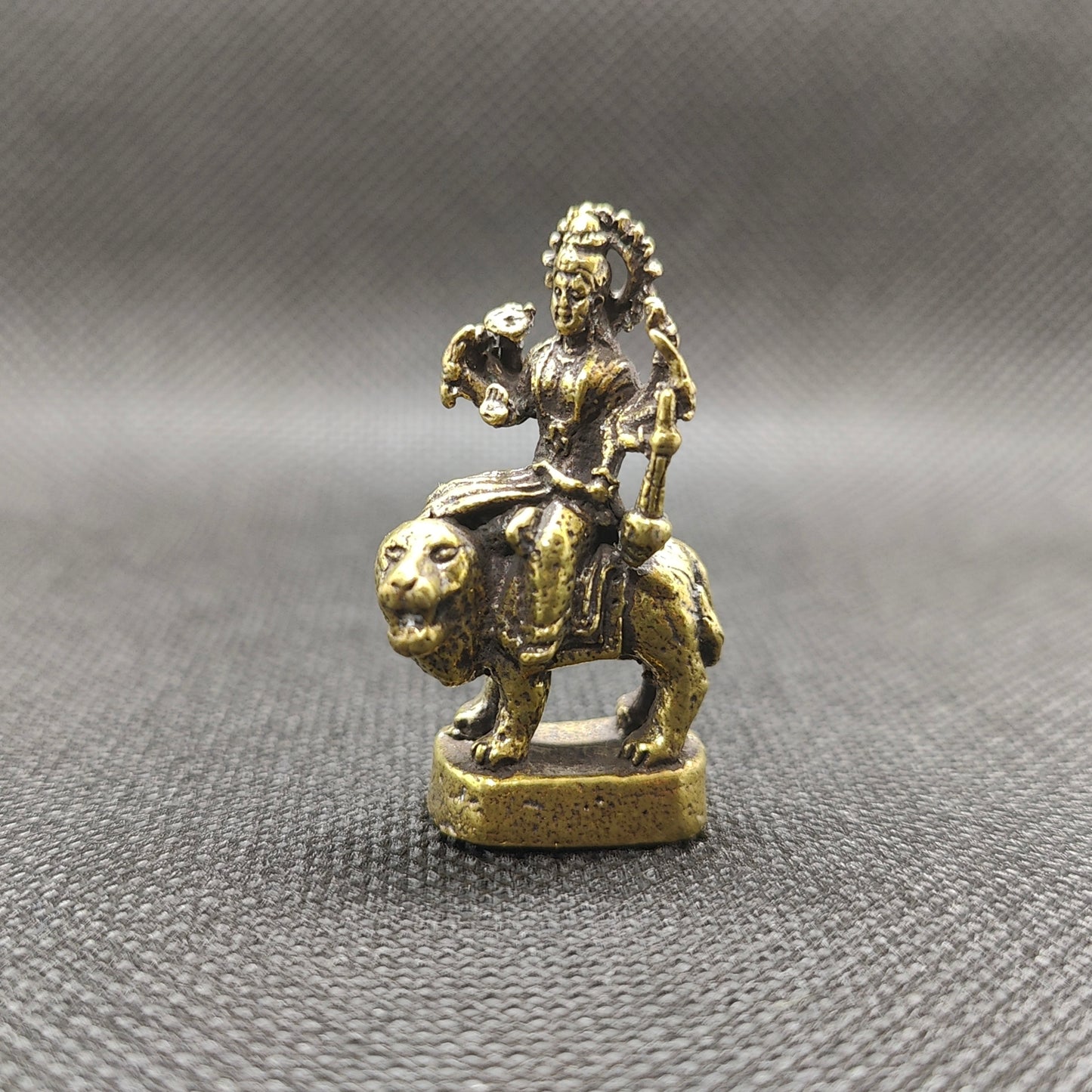 Estátua Durga em Bronze sentada no Leão - tamanho nano