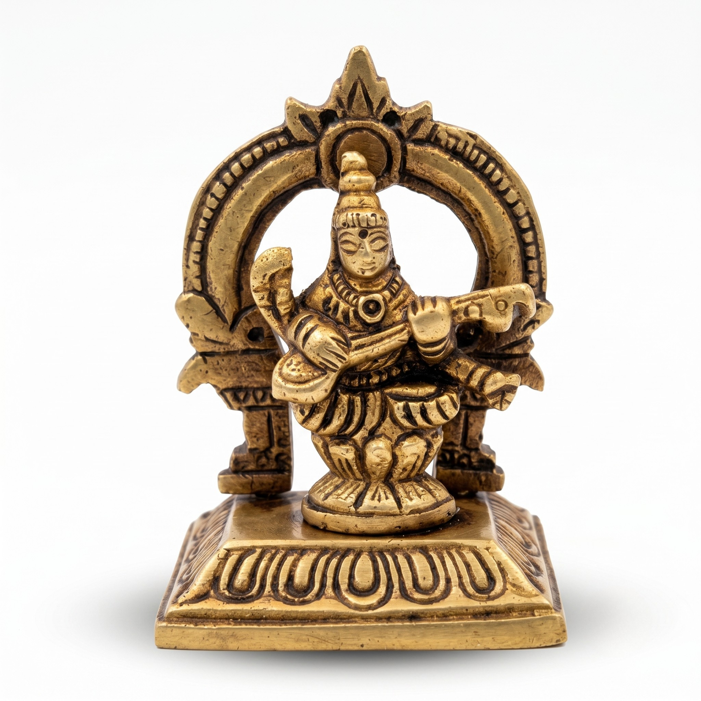 Estátua Saraswati com Arco Decorativo em Bronze, pequeno (6cm) — A Deusa da Sabedoria em Moldura Sagrada