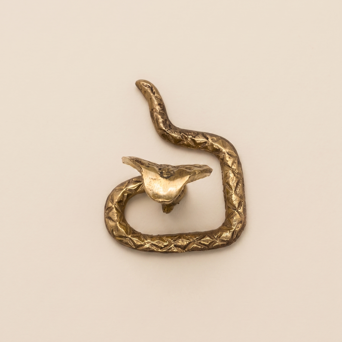 Sarpa naga bronza pequena - 5 x 5 x 6 cm